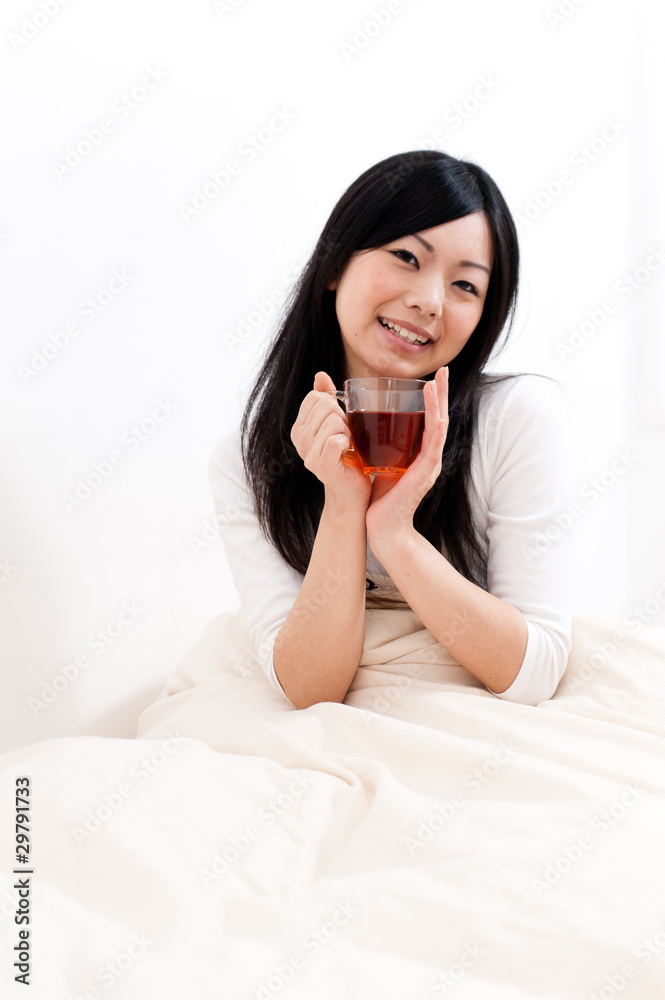 亚洲美女在床上喝茶