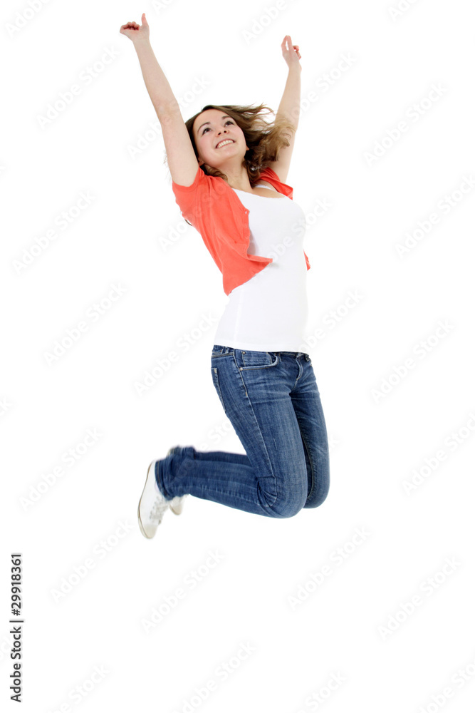 Junge Frau springt vor Freude in die Luft
