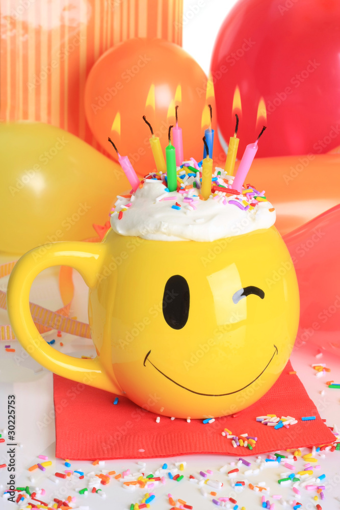 生日快乐蜡烛纸杯蛋糕