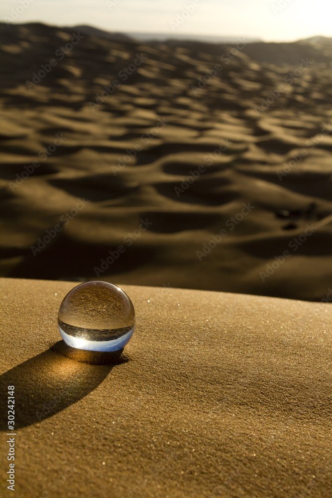 撒哈拉沙漠上的水晶球