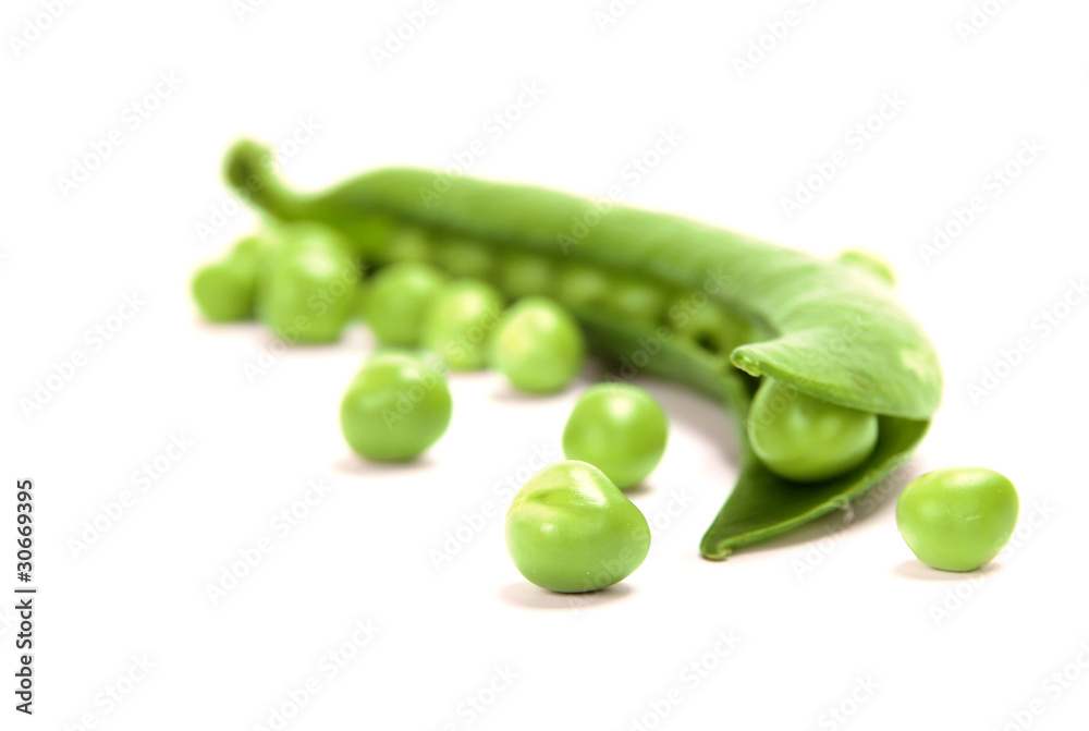 白底鲜豌豆蔬菜