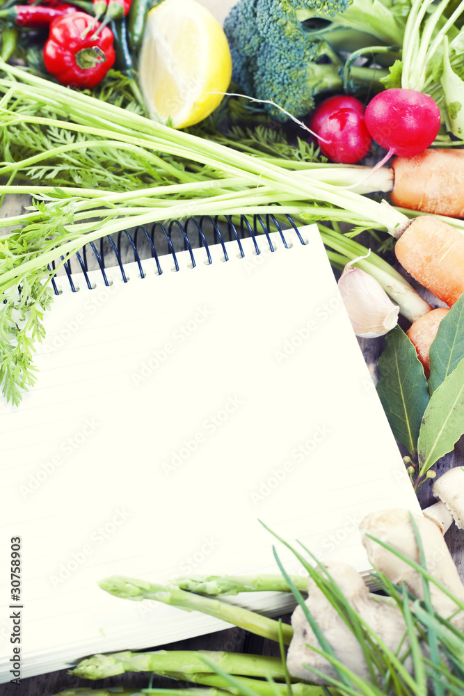 打开笔记本和新鲜蔬菜
