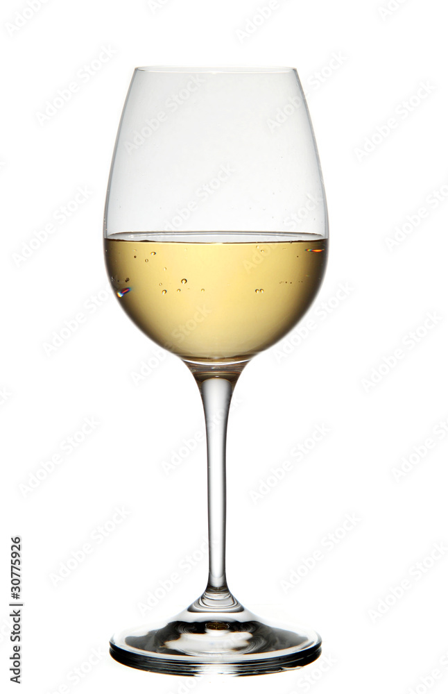 白葡萄酒装在玻璃杯中。在白色背景下隔离