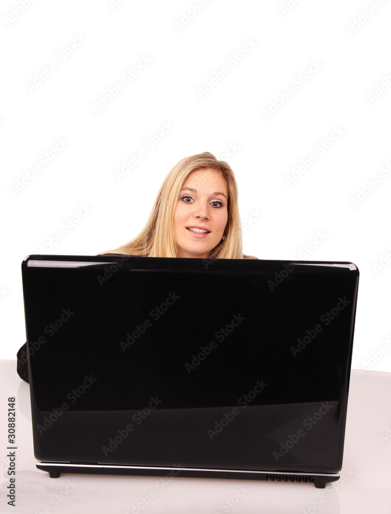 笔记本电脑后面漂亮的金发女孩