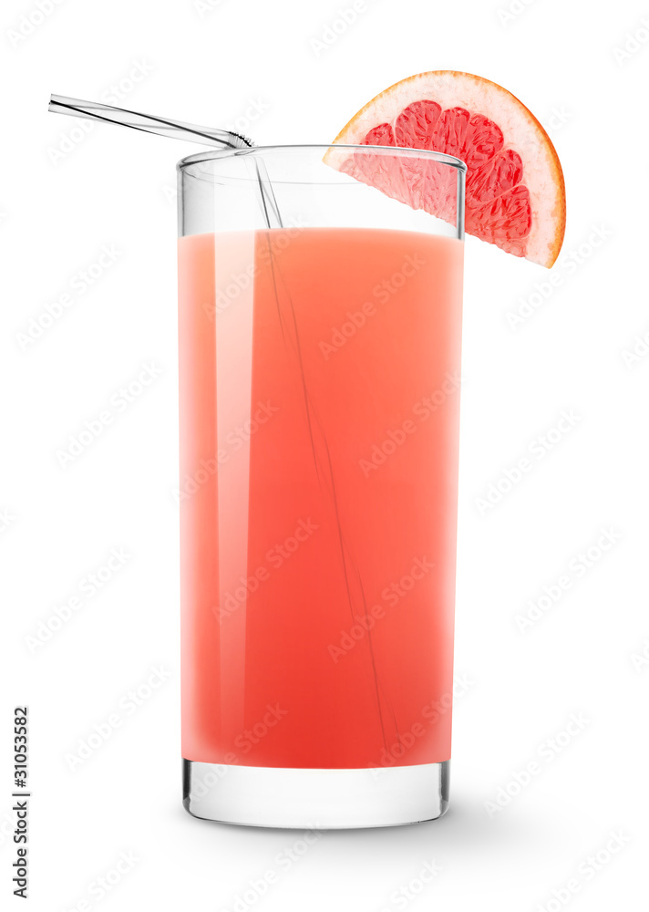 隔离饮料。一杯粉红色葡萄柚汁和一片白色背景隔离的水果