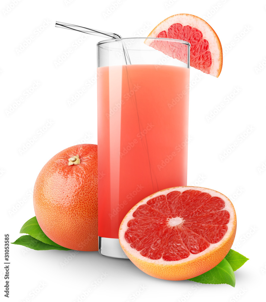 隔离饮料。一杯果汁和切好的粉红色葡萄柚，隔离在白色背景上