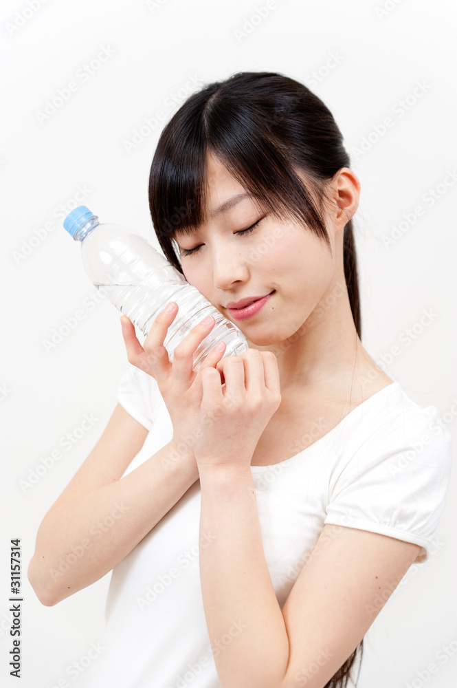 亚洲美女纯瓶装水