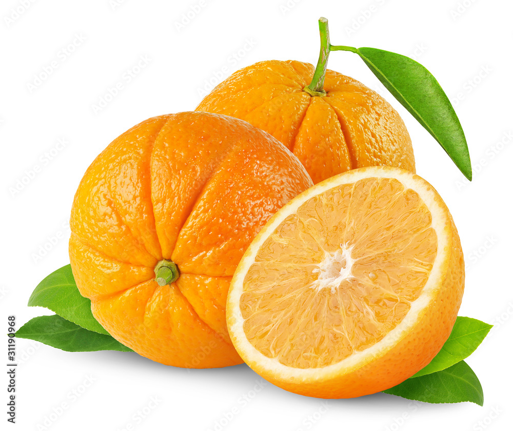 隔离的橙子。两个完整的橙色水果和一个半隔离的白色背景