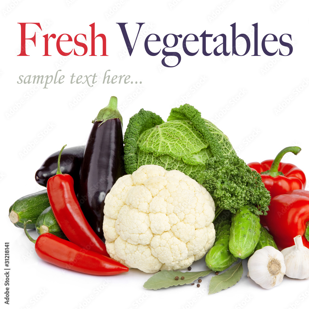 白色背景下的新鲜蔬菜。
