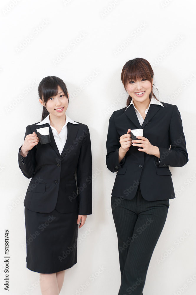 两位亚洲女商人放松