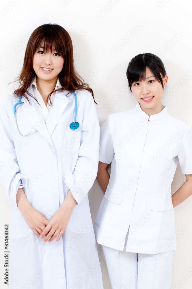 两位美丽的亚洲医生站着
