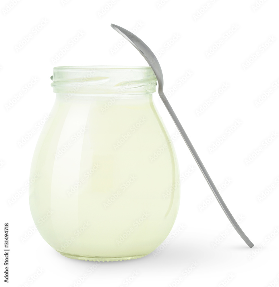 隔离酸奶。打开新鲜天然酸奶的玻璃罐，用勺子在白底上隔离