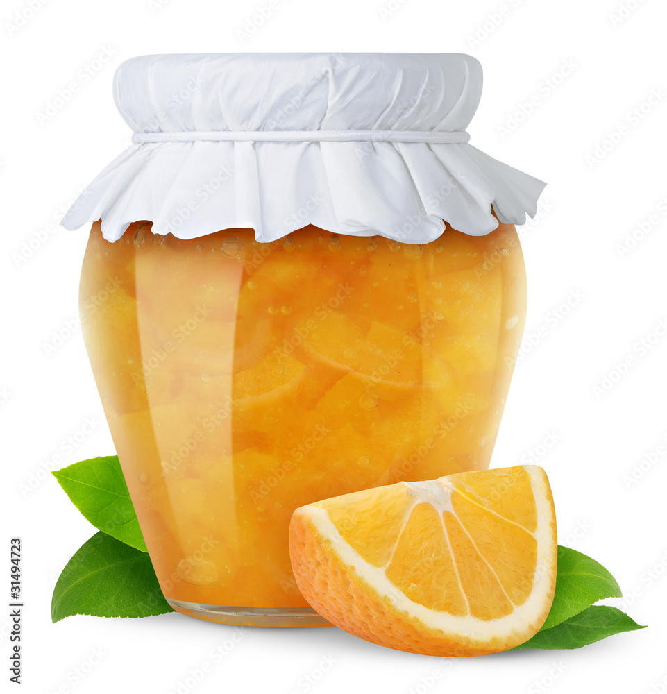 隔离的果酱。装有橙色果酱的玻璃罐，白色背景上有隔离的纸盖