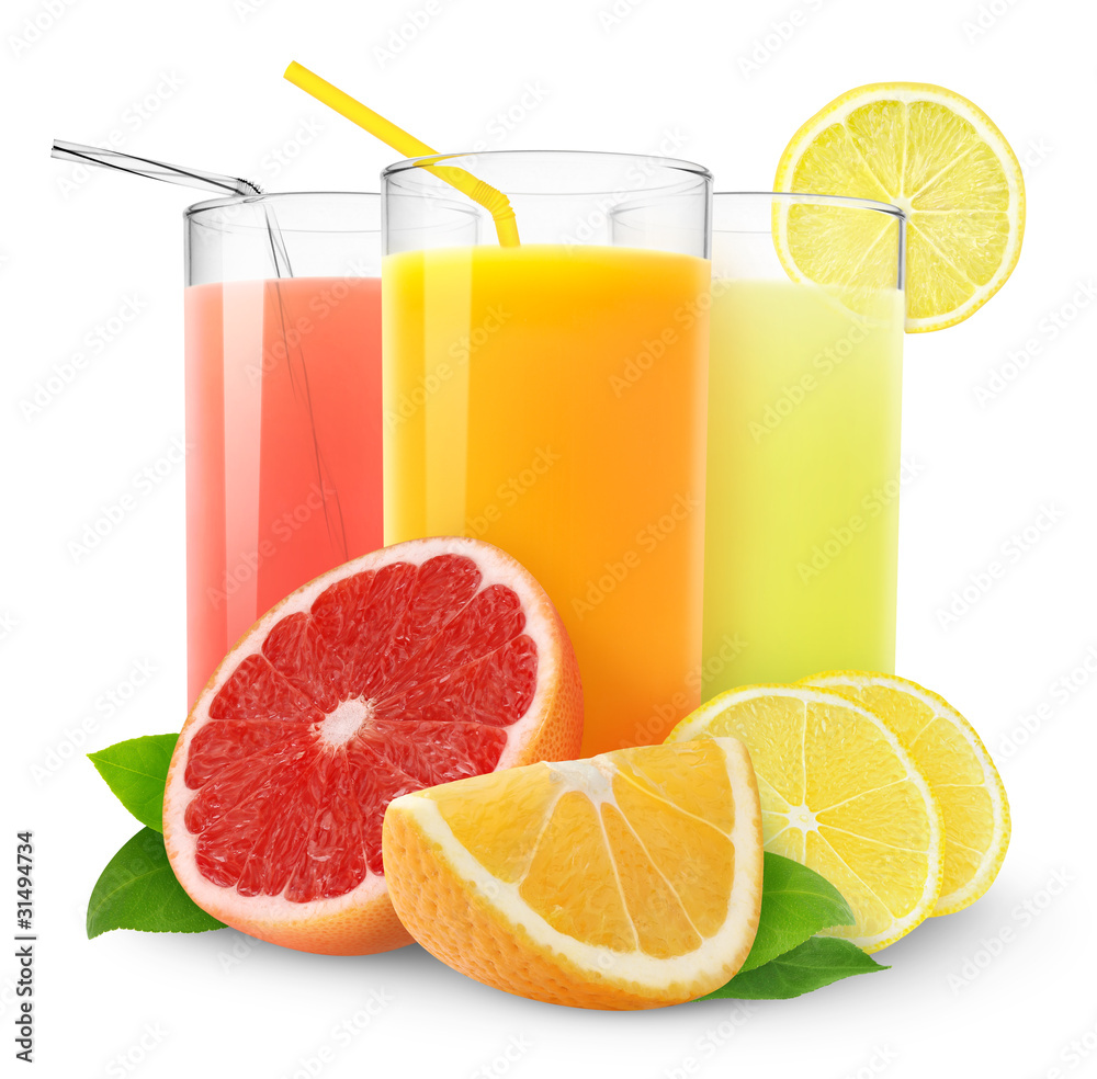 分离的柑橘汁。三杯橙汁、葡萄柚汁和柠檬汁，以及分离的水果切片