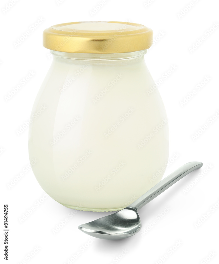 分离的酸奶。新鲜天然酸奶的封闭玻璃罐和白底分离的勺子