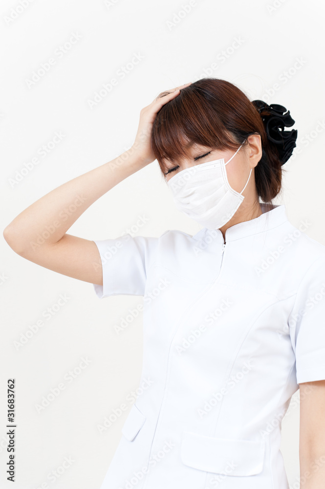 戴口罩的亚洲美女护士
