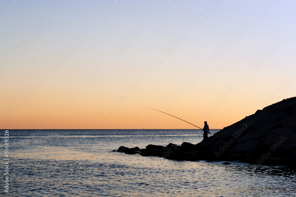 日落时的渔夫剪影，有很大的空白复制空间