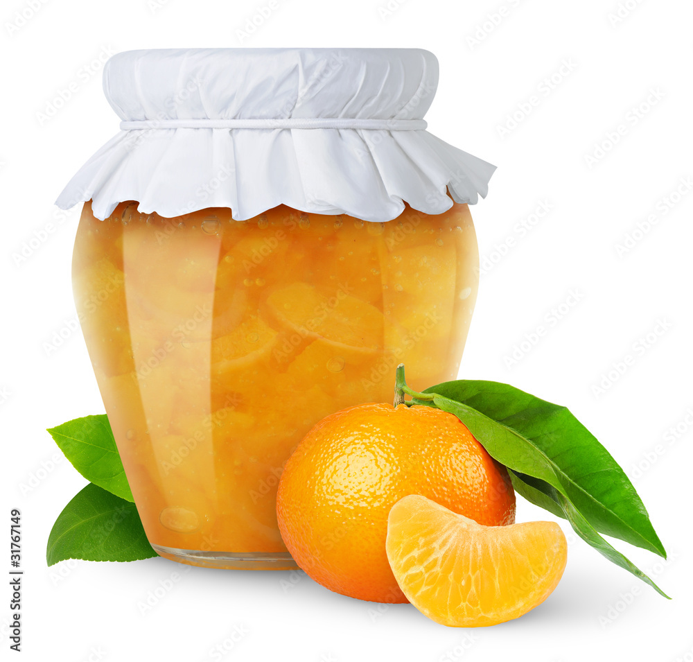 分离的柑橘果酱。玻璃罐，白色背景上分离的橘子或橙色果酱