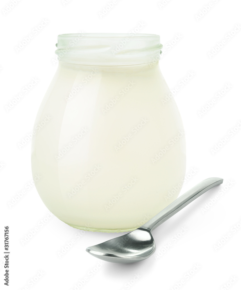 隔离酸奶。打开天然新鲜酸奶的玻璃罐，用勺子隔离在白底上