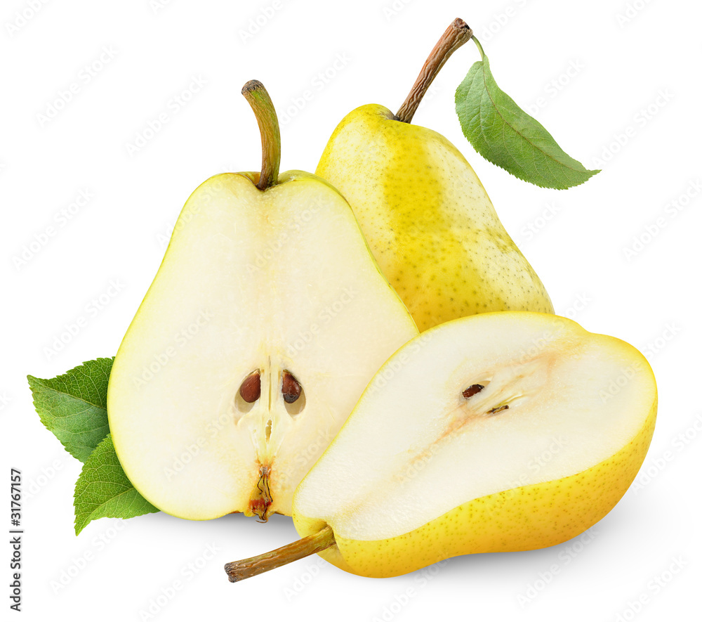 孤立的梨。黄色梨果实，一个整体，一个切成两半，在白色背景上孤立
