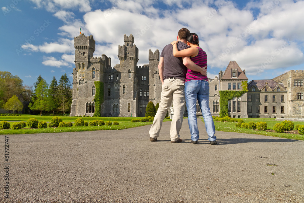 情侣拥抱，眺望田园诗般的阿什福德城堡