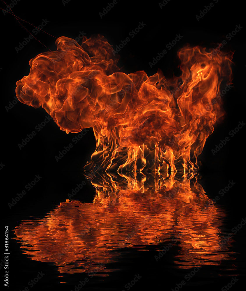 有水反射的大火火焰