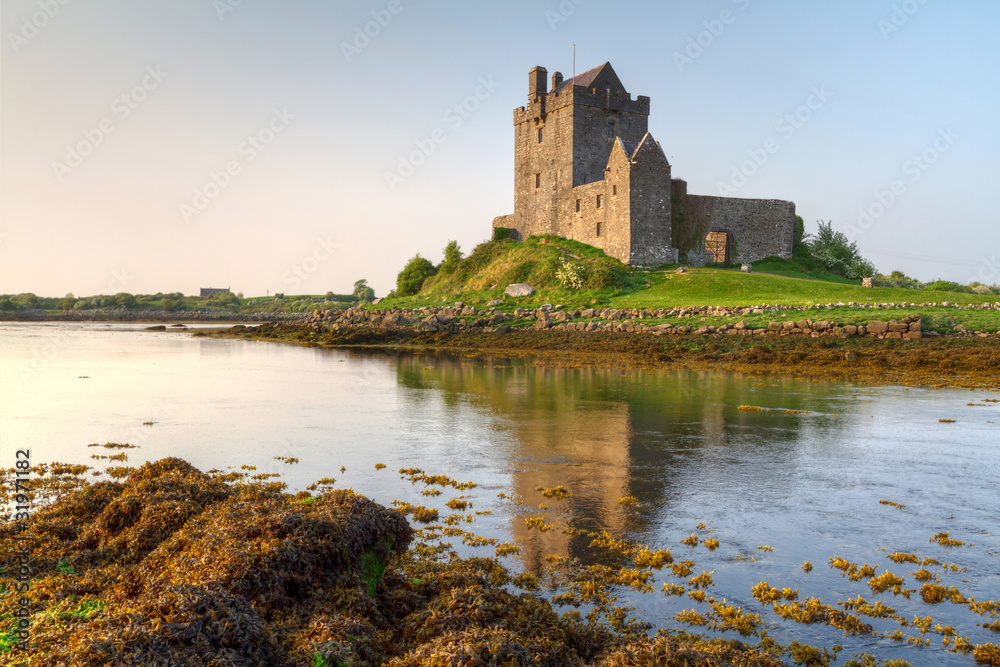 爱尔兰西部16世纪的邓瓜伊城堡