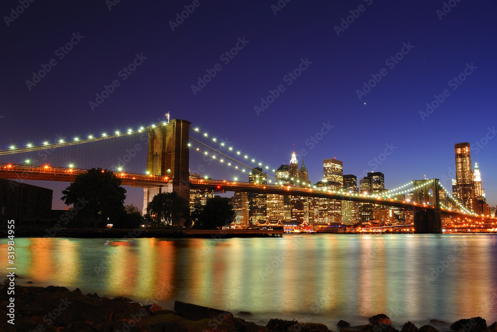 布鲁克林大桥在夜晚被摩天大楼照亮。