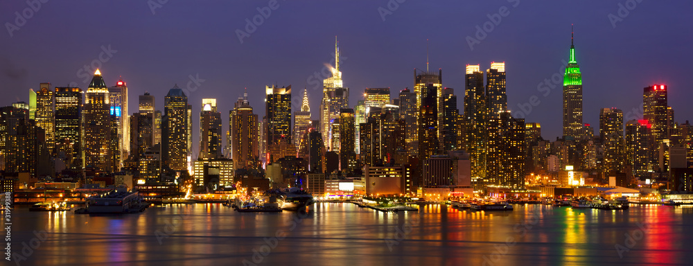 美国纽约市中心夜间天际线全景