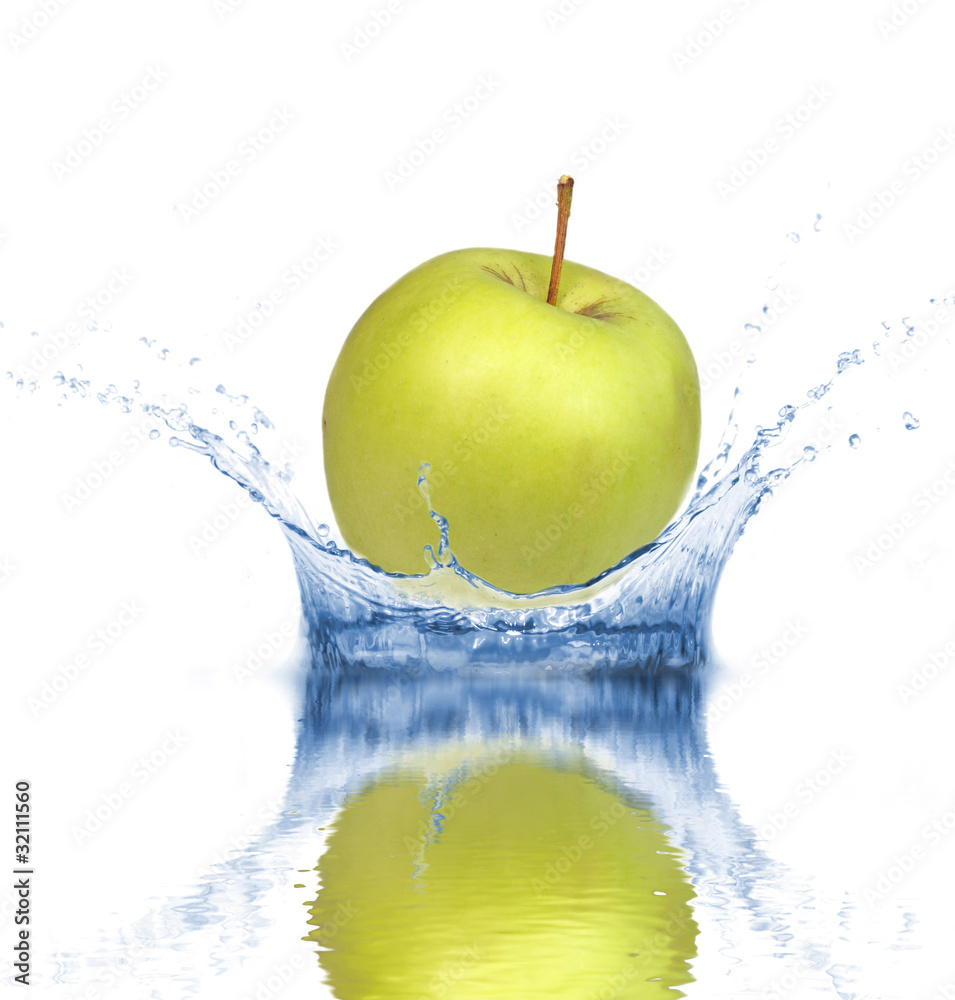新鲜的青苹果掉进水中