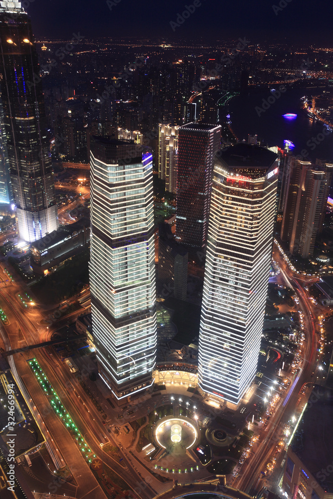 上海夜晚的现代建筑