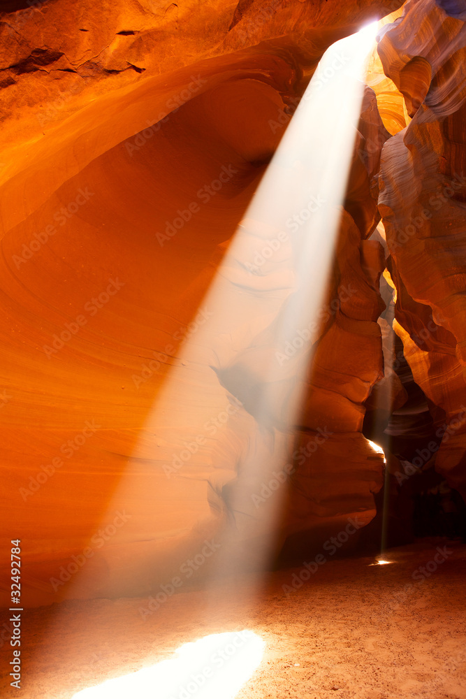 美国亚利桑那州上羚羊峡谷的太阳光束