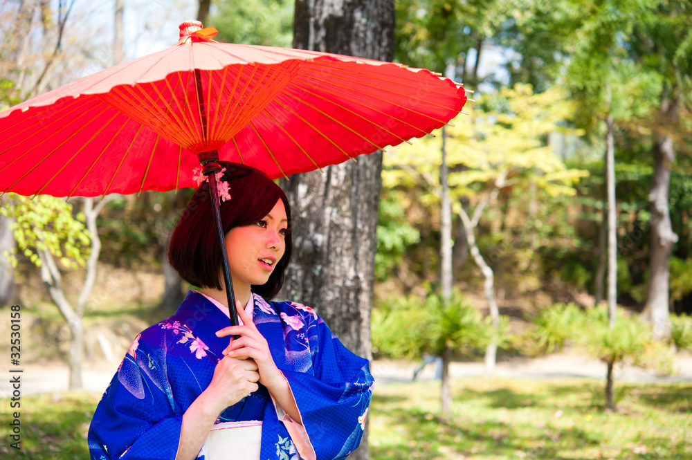 带红色雨伞的日本和服女人