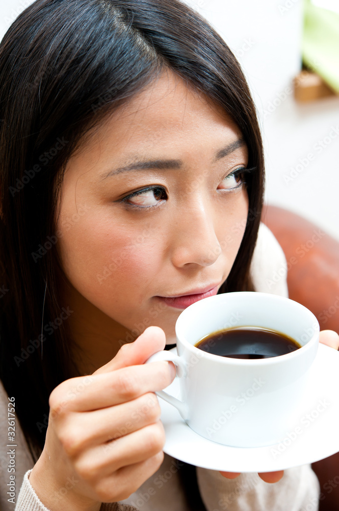 亚洲美女喝咖啡