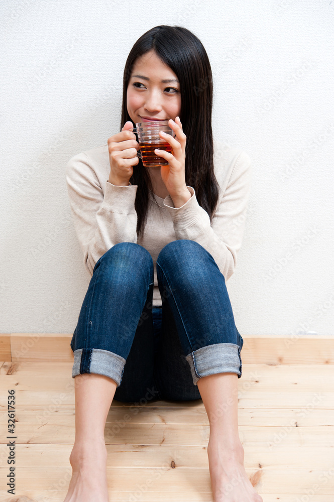 亚洲美女喝茶