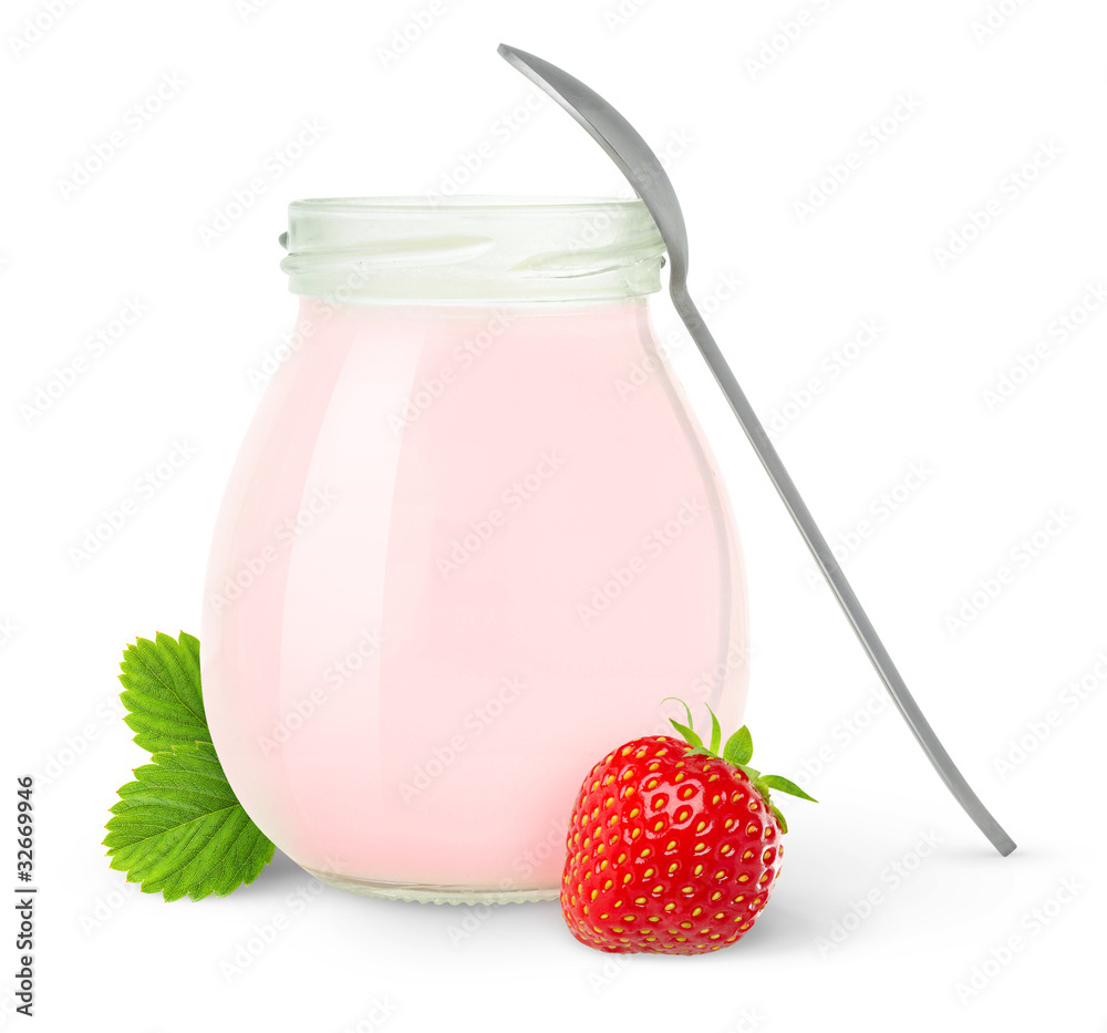 隔离酸奶。用勺子打开玻璃罐的水果酸奶和白色隔离的新鲜草莓