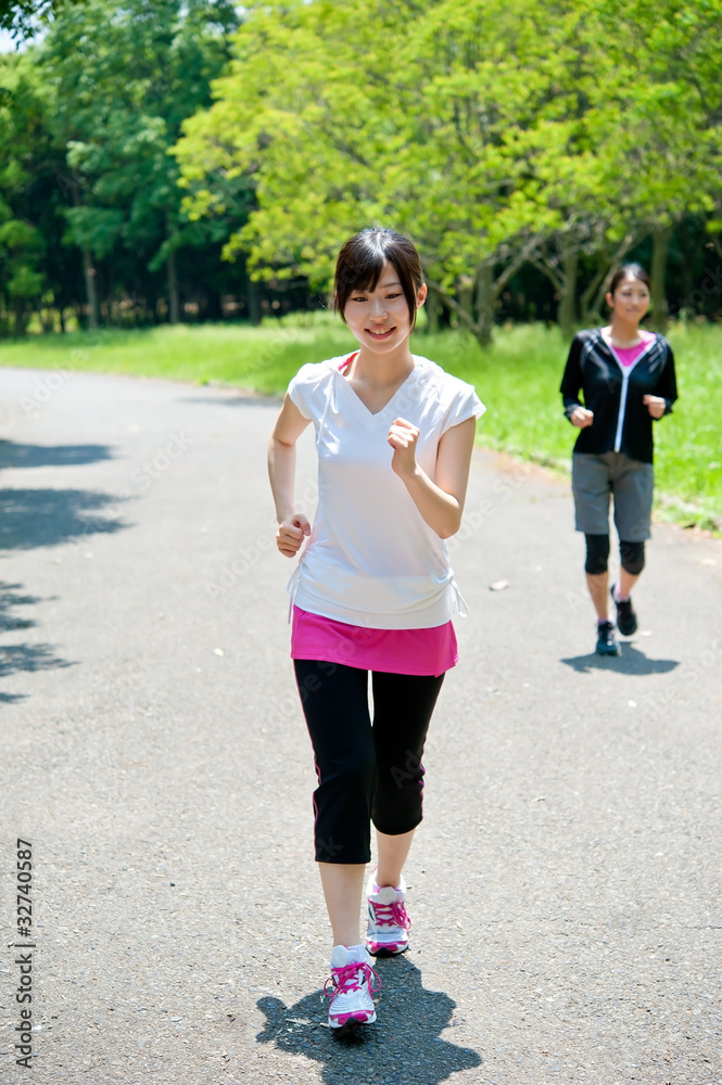 亚洲美女在公园慢跑