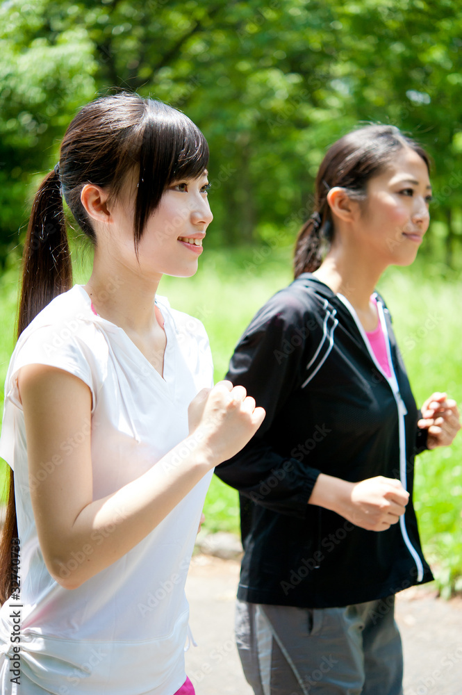亚洲美女在公园慢跑