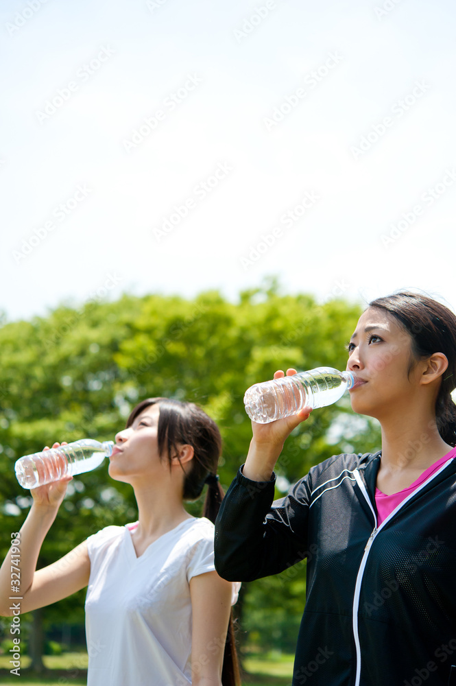 亚洲美女喝一瓶水