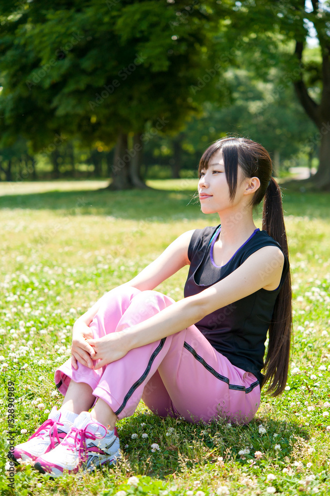 坐在公园里的亚洲美女