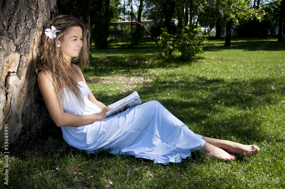 年轻女子在公园看书