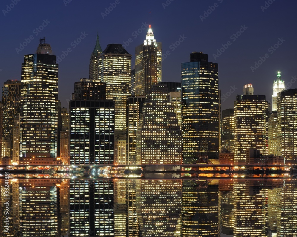 曼哈顿下城夜晚的河流倒影