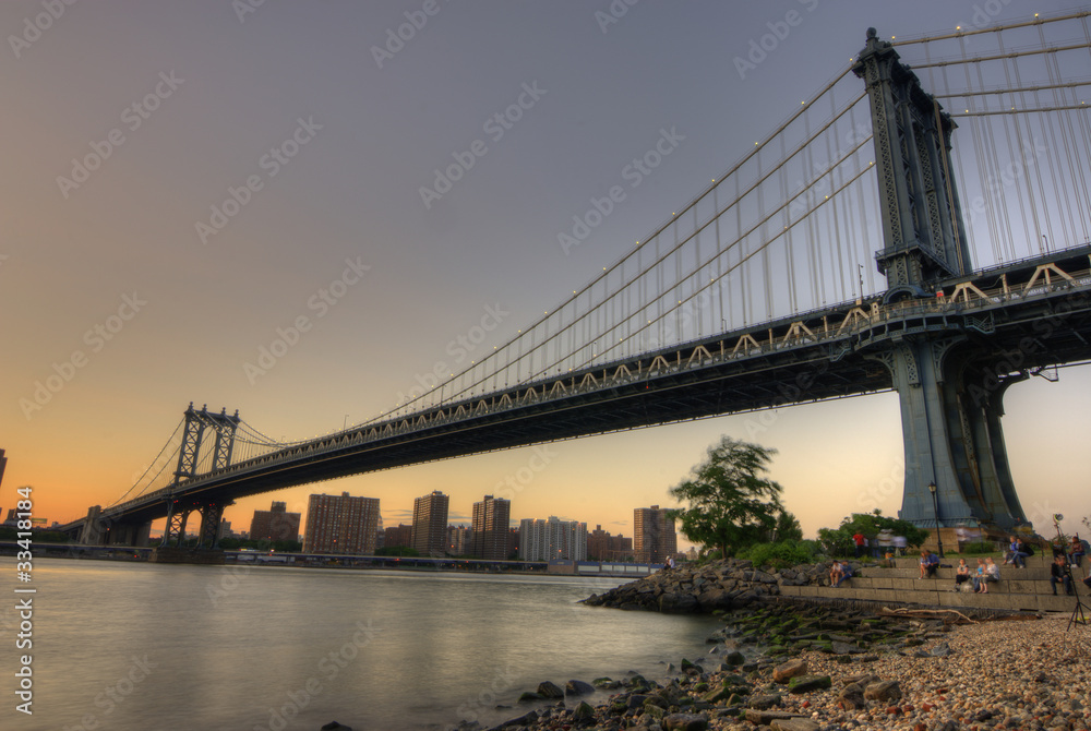 曼哈顿大桥横跨纽约市东河