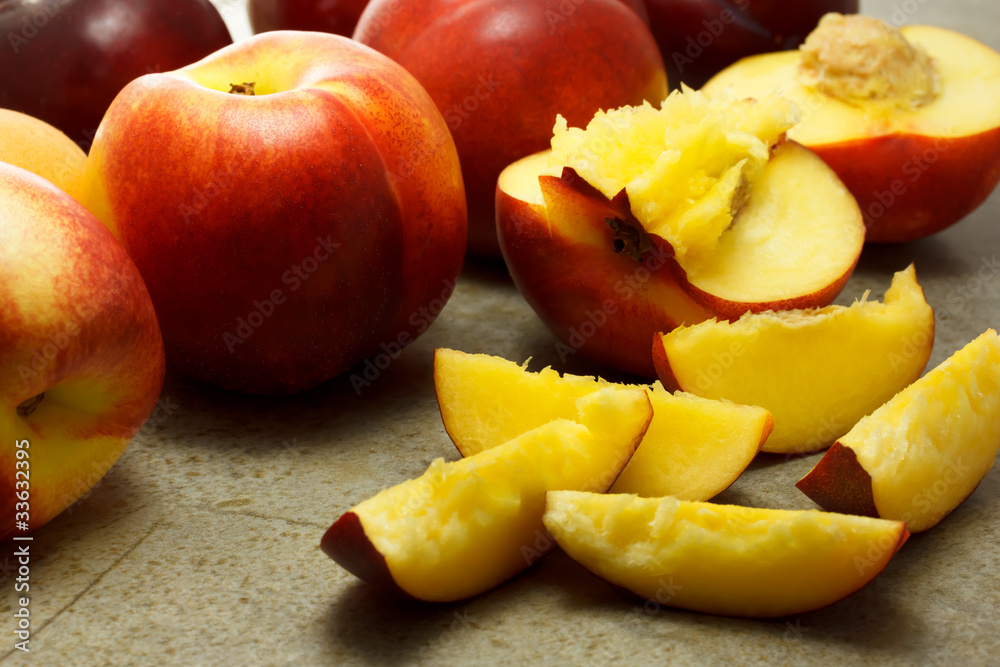 成熟油桃水果和切片