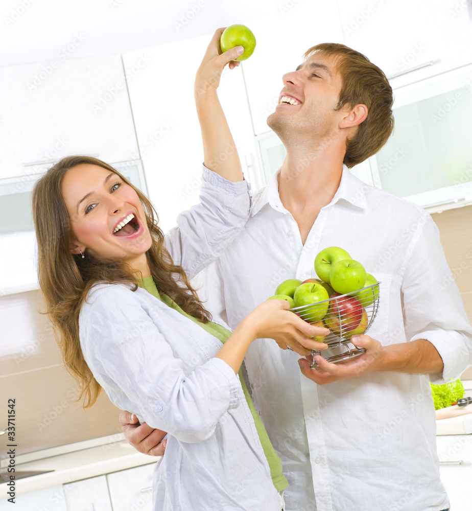 幸福夫妻吃水果。健康饮食。饮食