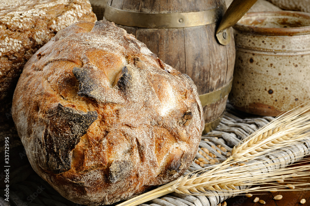 农家环境中新鲜出炉的传统面包