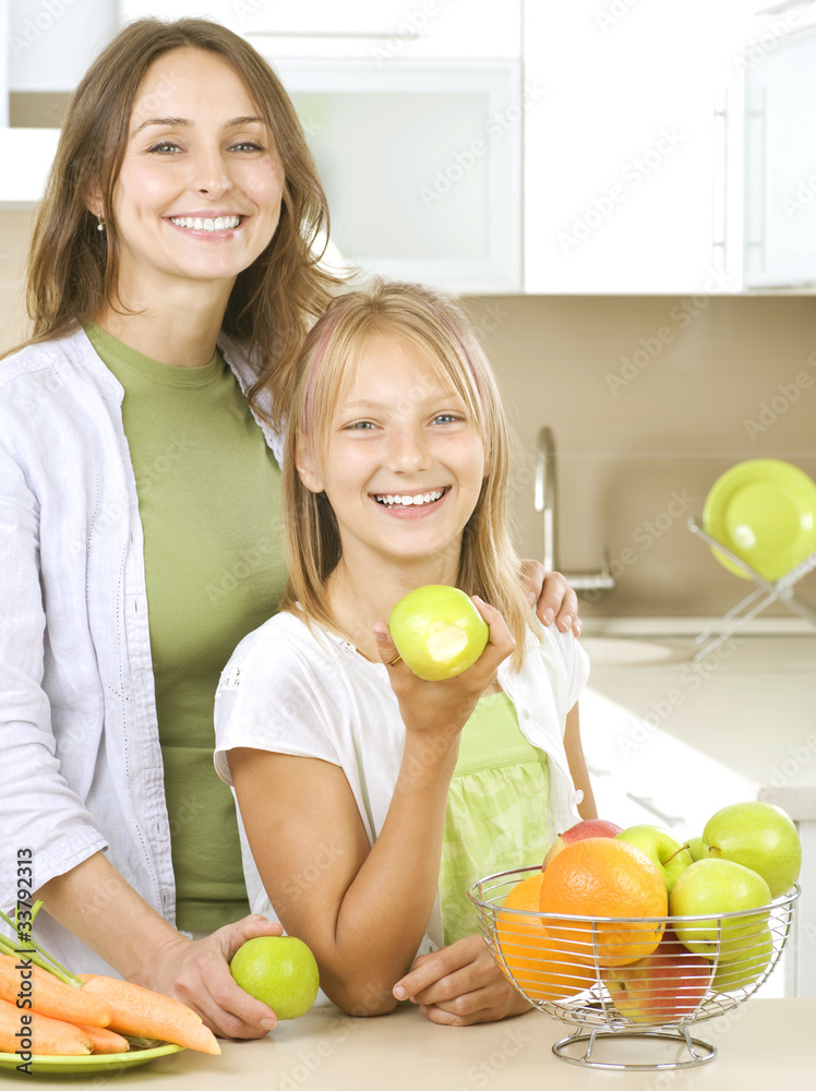 快乐的母亲和女儿吃健康的食物。饮食