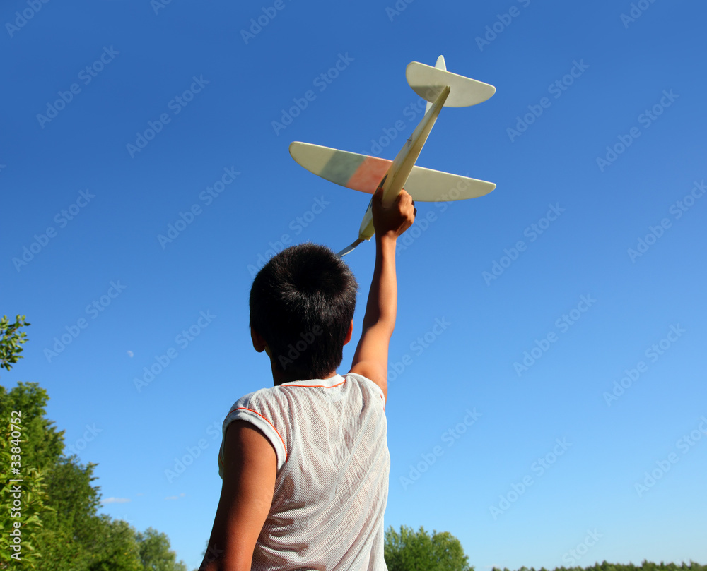 男孩跑步飞机模型