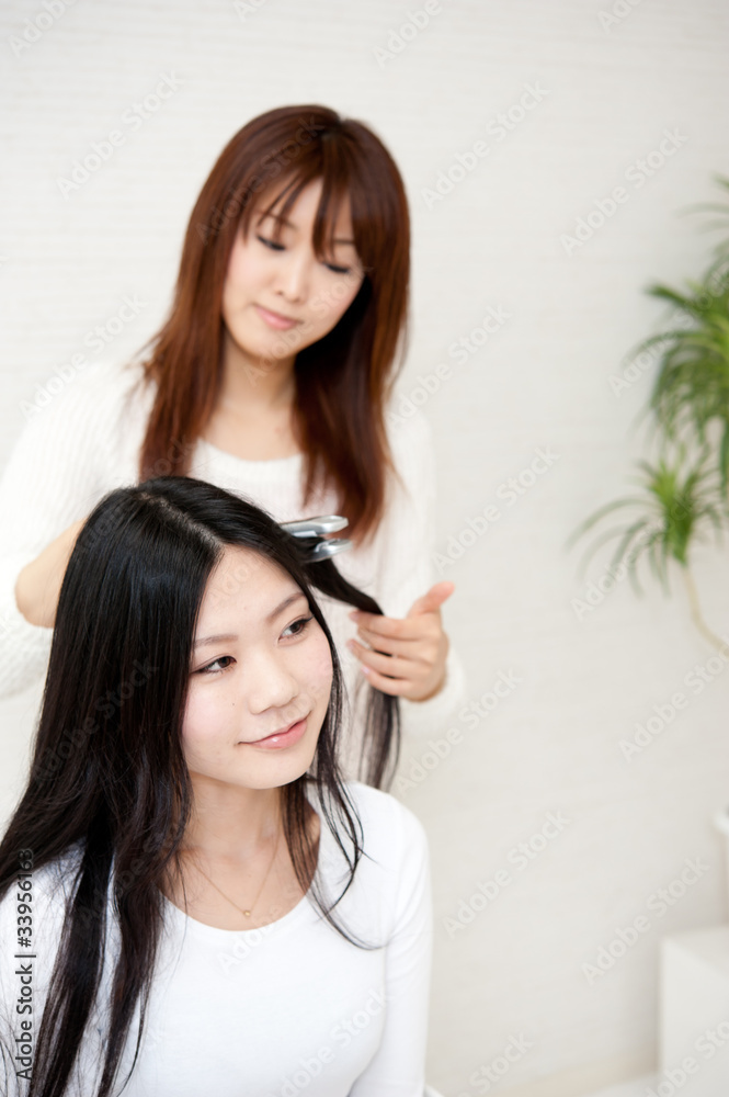亚洲美女打理头发