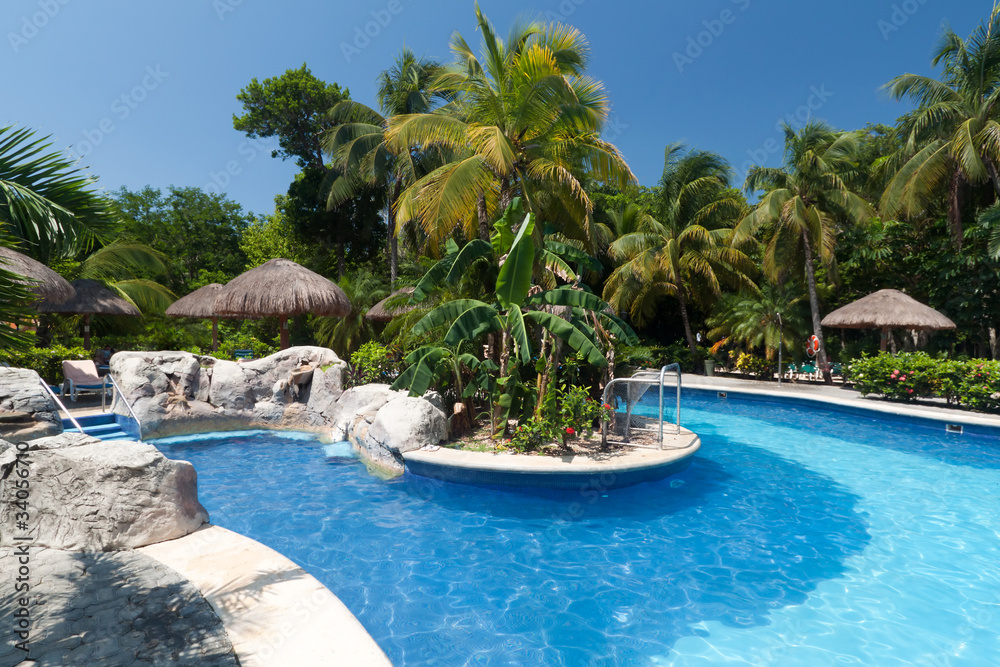 墨西哥热带游泳池一侧